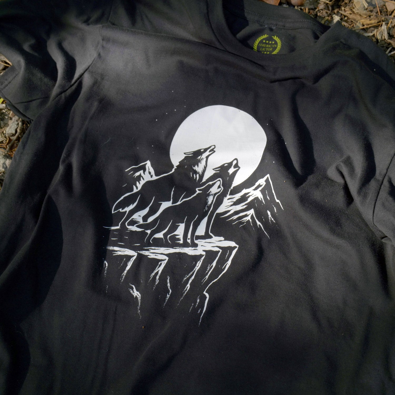 T-Shirt: 3 Wolf Moon