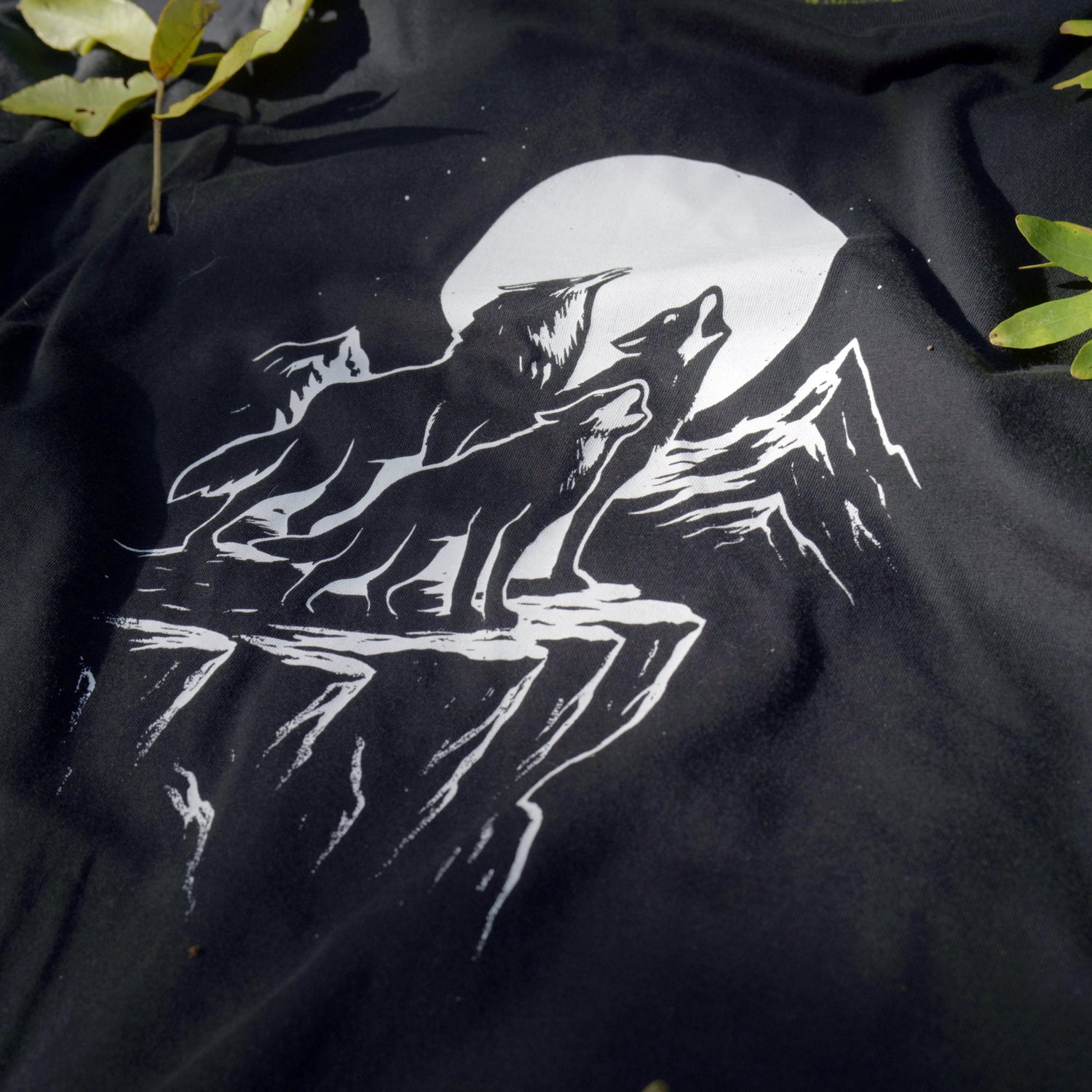 T-Shirt: 3 Wolf Moon